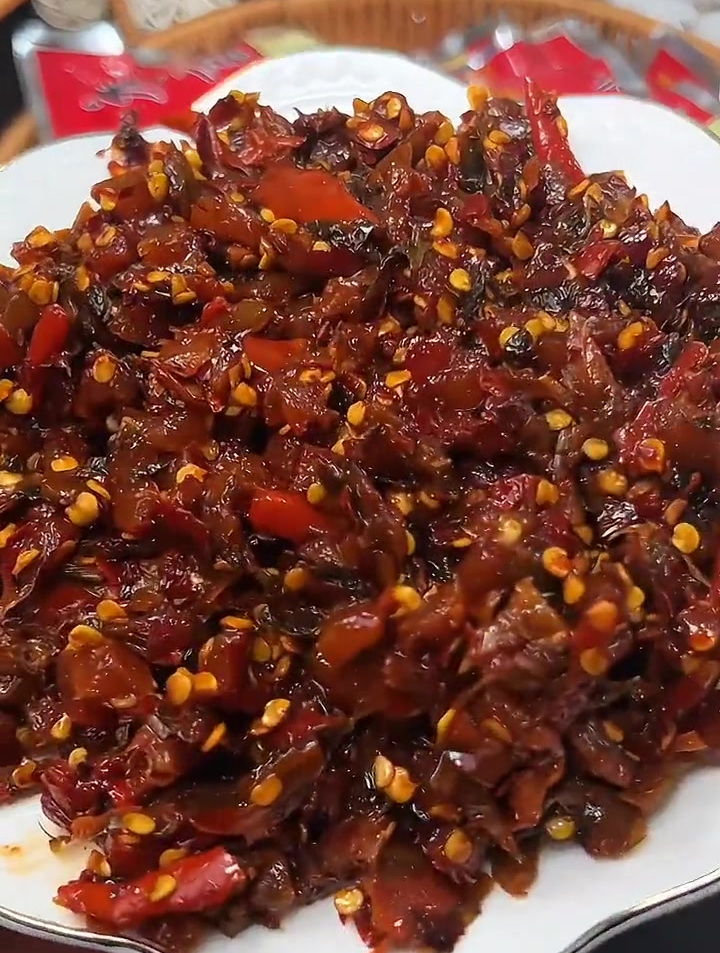 老干妈香辣菜吃过吗,香香辣辣的,用来拌饭拌面配粥夹馒头巨好吃