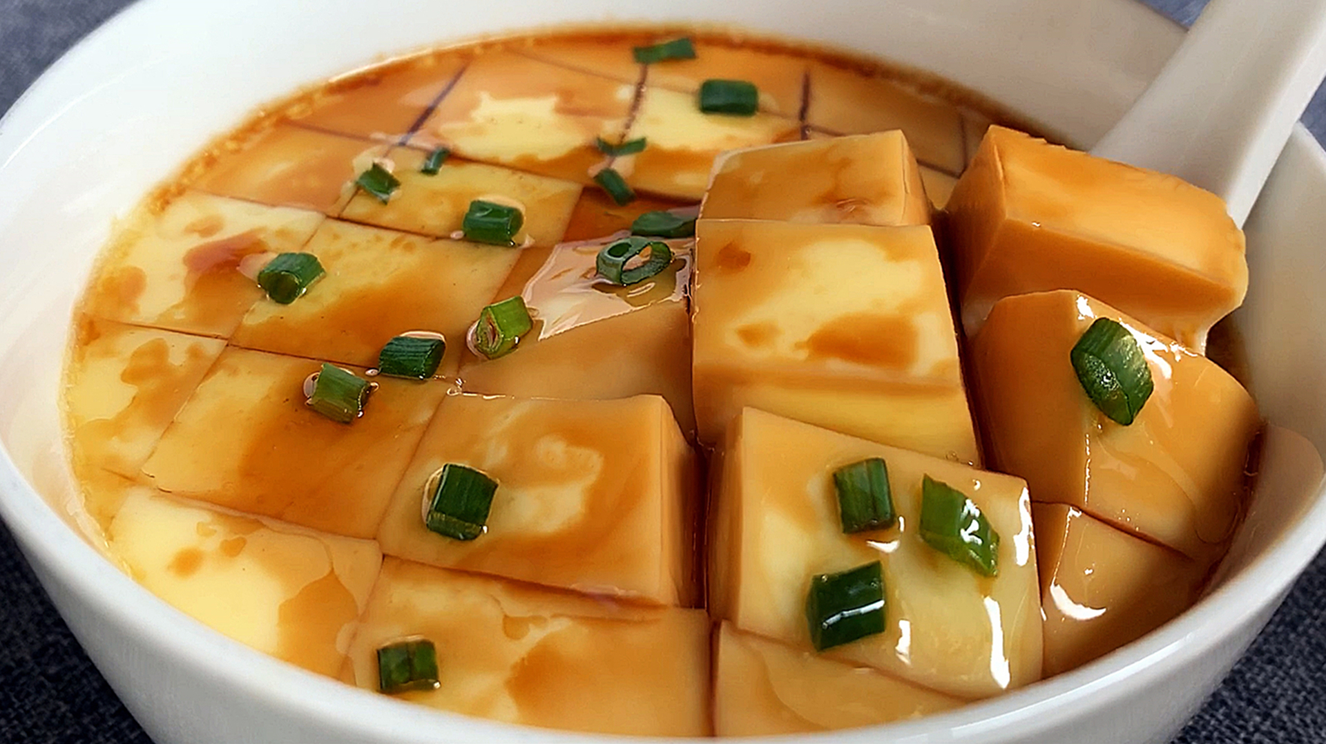 蒸水蛋用冷水还是热水?很多人不知道,这样蒸出来像豆腐,无蜂窝