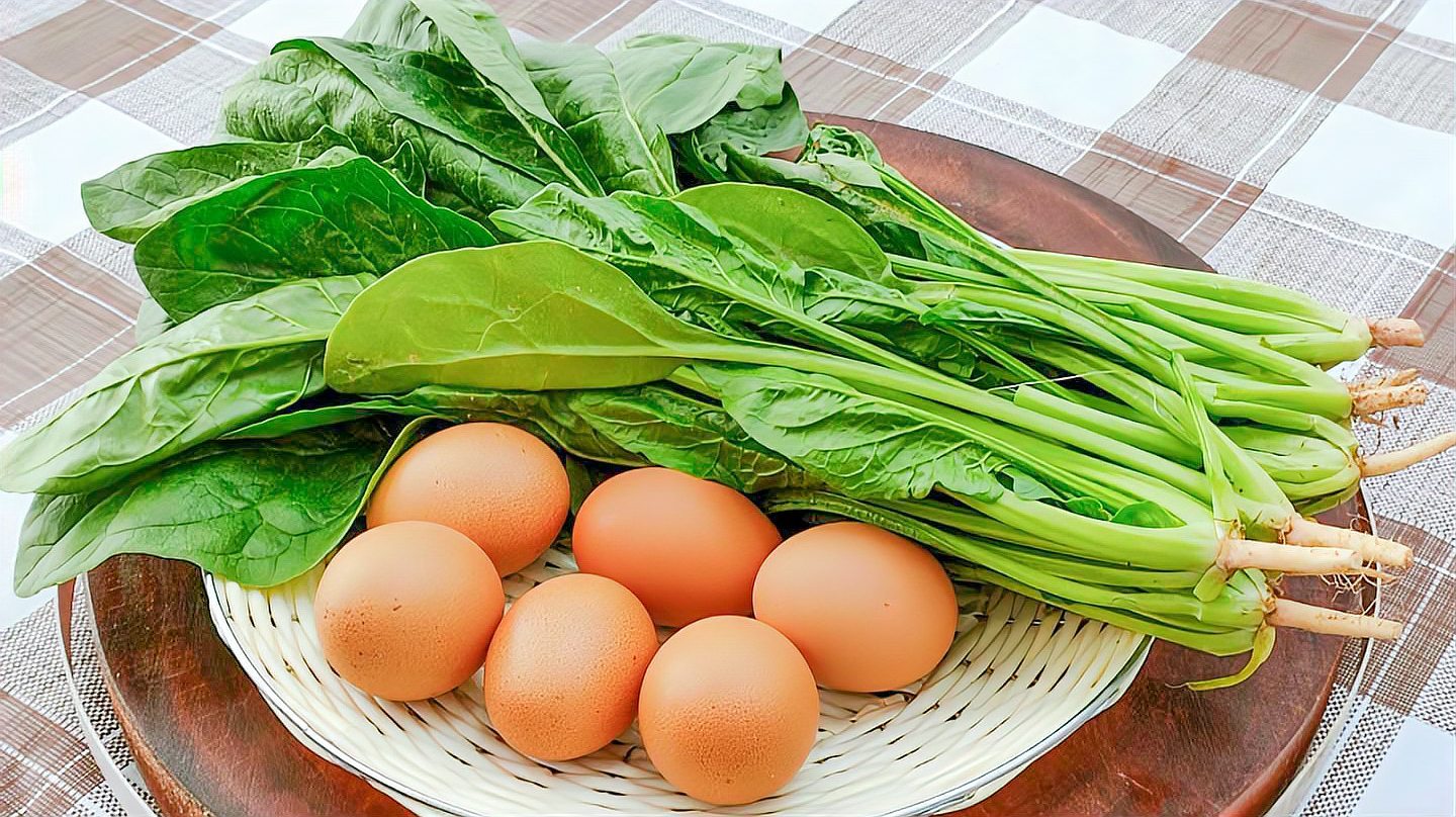 教你菠菜新吃法,加3个鸡蛋,上桌比红烧肉还香,待客还有面儿