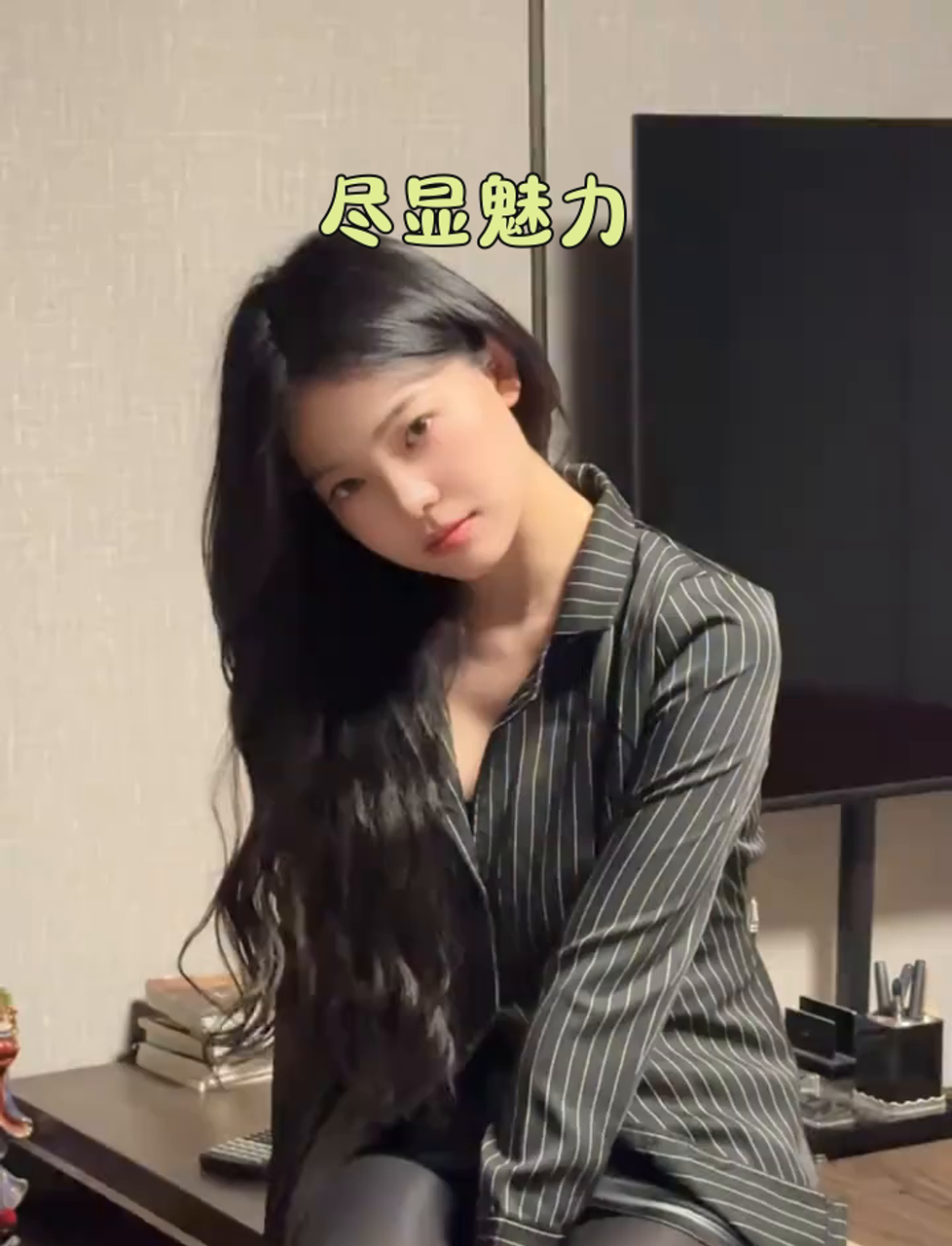 小姐姐穿条纹西装坐在办公桌上,气质爆棚