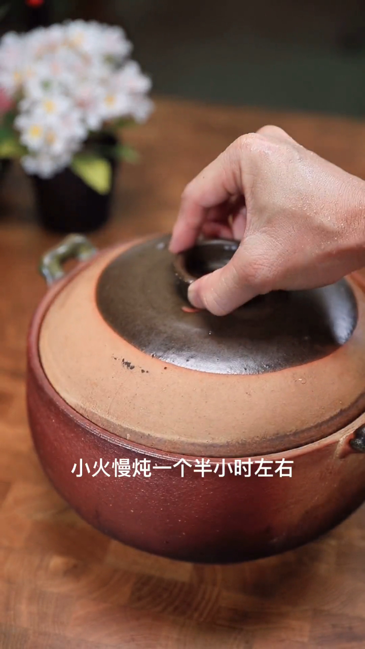 广东传统的夏季时令黄皮老鸭汤,老少皆宜,甘香爽口!