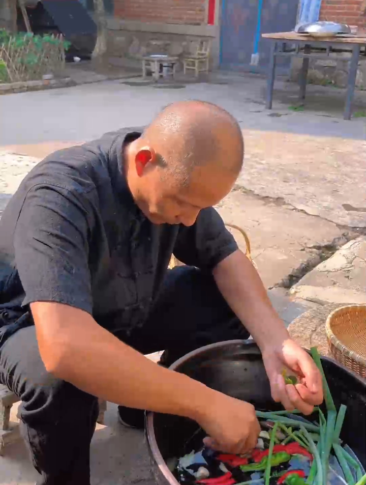大河逮的鲶鱼,小地锅炖上,贴个喝楞饼子,这饼子你们那怎么说