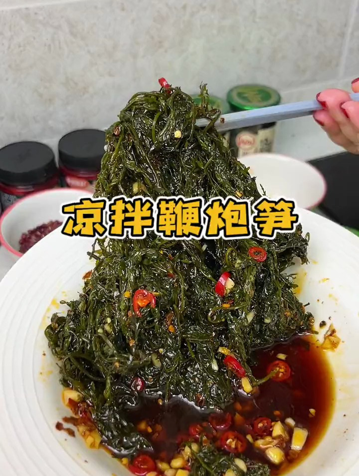 凉拌酸辣鞭炮笋,咯吱咯吱又脆又嫩,酸辣过瘾,真的解腻又好吃