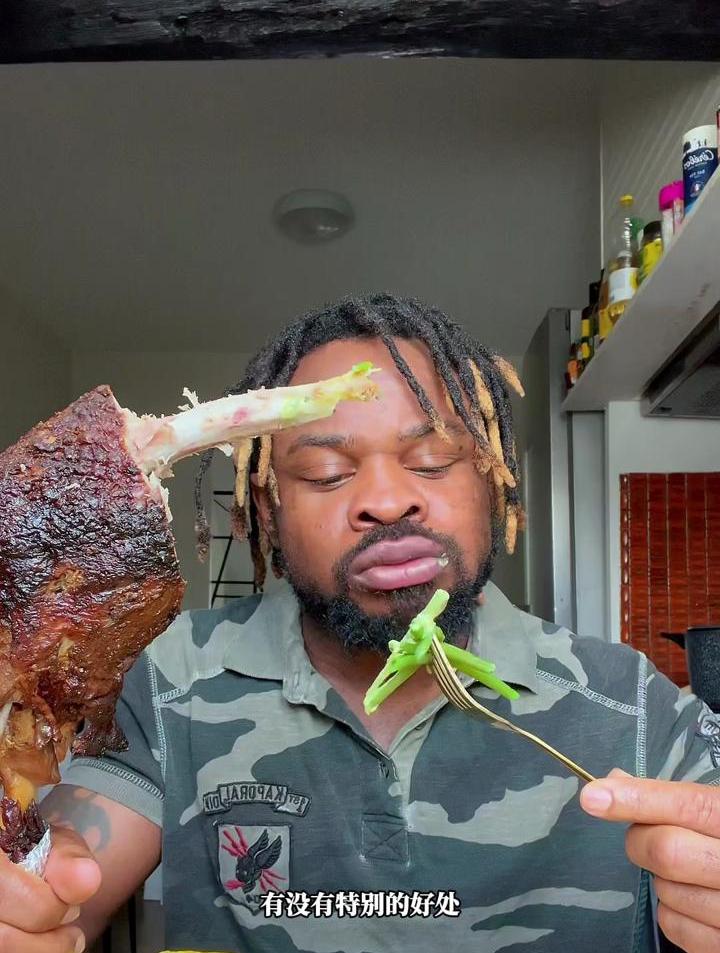 知道老外是如何吃火鸡腿的吗?真是不可思议啊