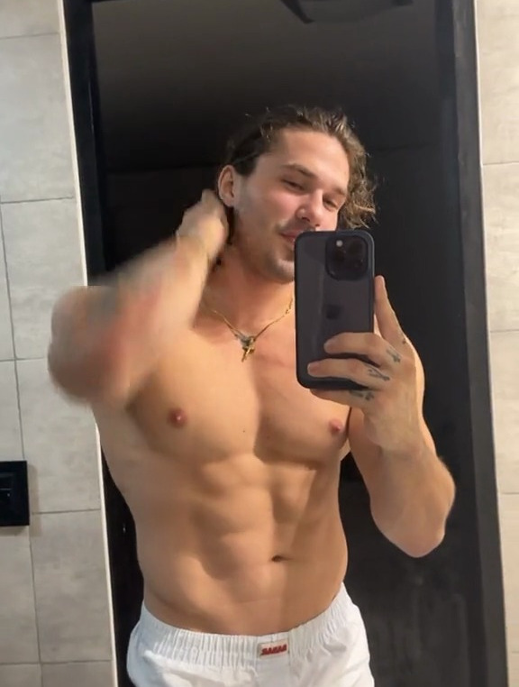 圆滚滚的肚子瞬间变出8块腹肌 肌肉男