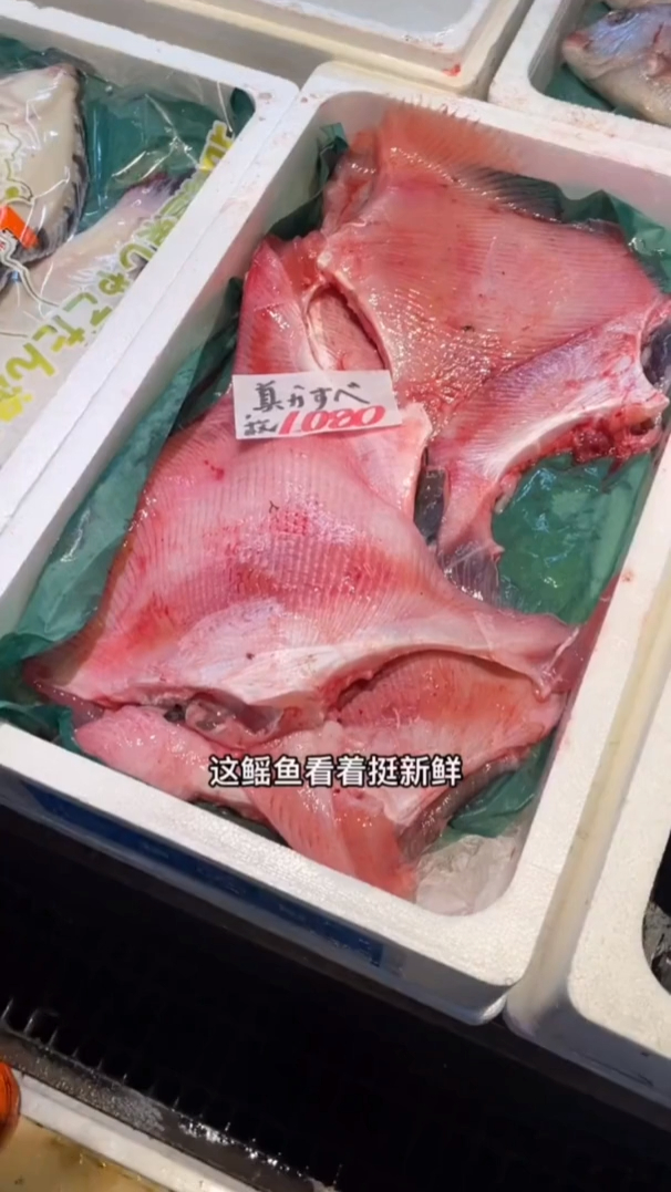 鳐鱼这么做别看卖相不咋地吃起来还是非常棒的!