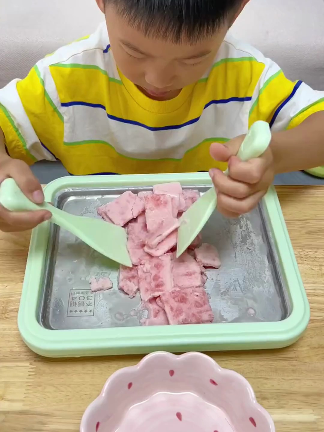 和孩子在家做炒酸奶好吃又健康,不插电的炒冰机安全还很方便!