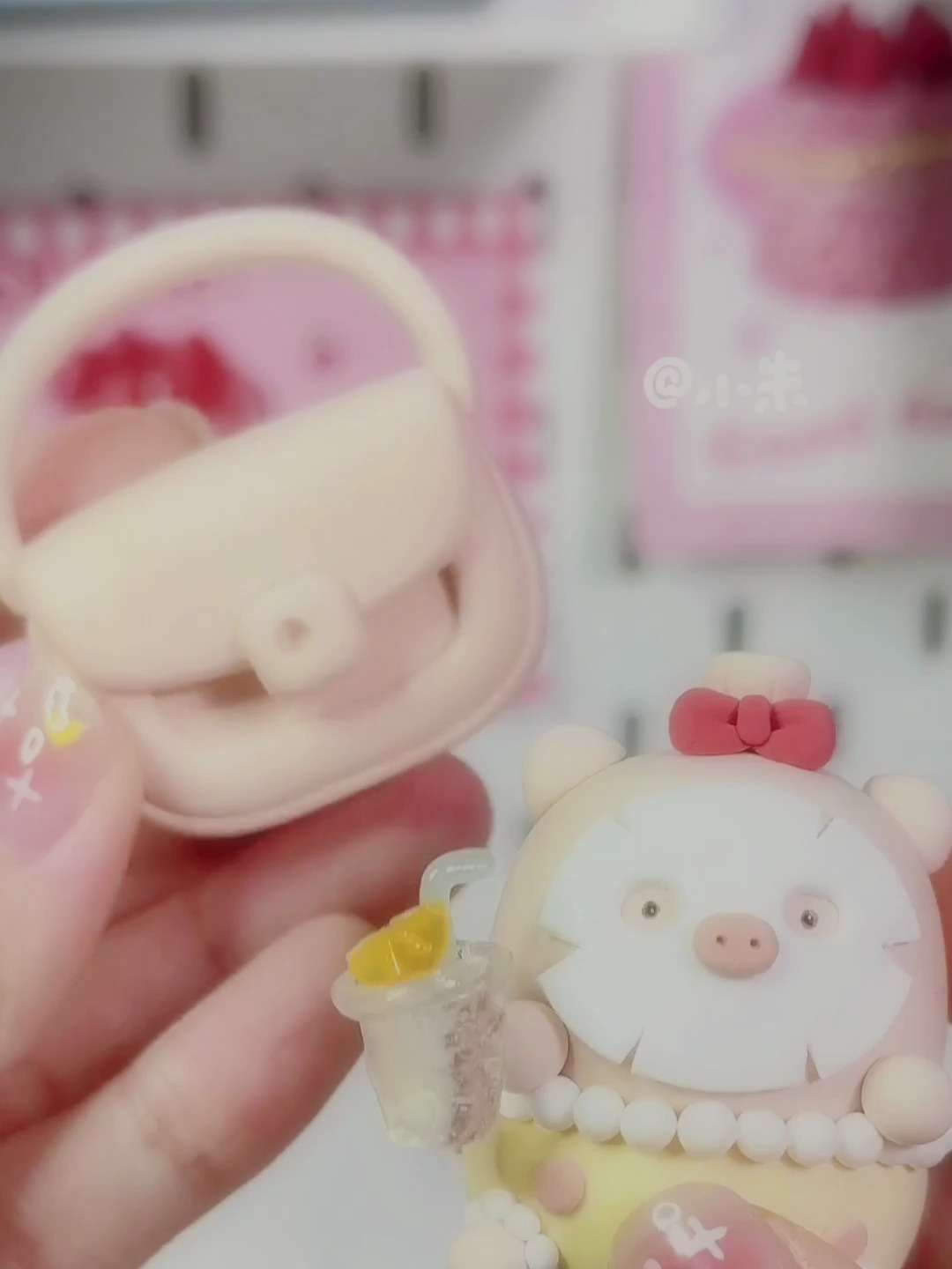 超轻黏土:敷面膜猪猪蛋糕,粉色包包太配啦!