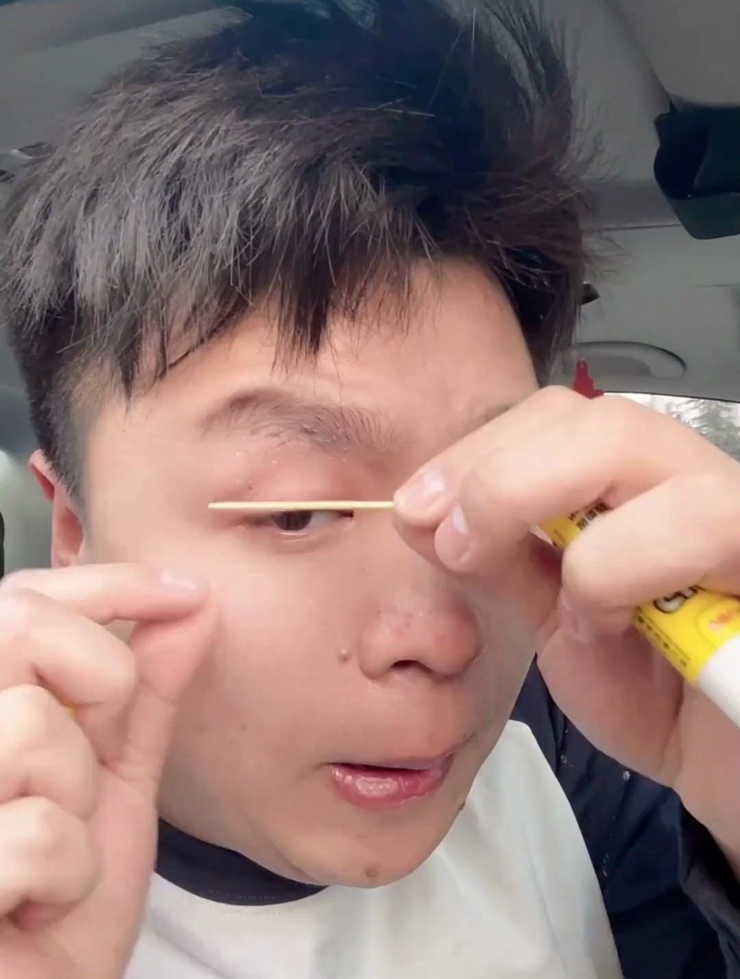 假装牙签扎进眼皮里吓吓表妹,忍不住笑场了!