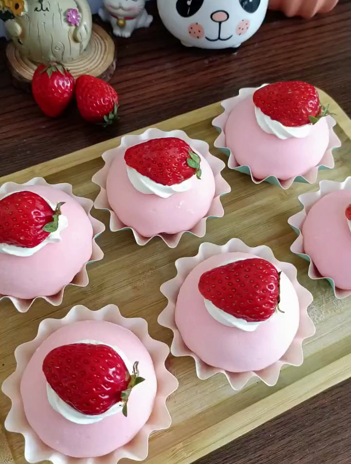 酸酸甜甜会一口爆浆的草莓雪媚娘你想吃吗?