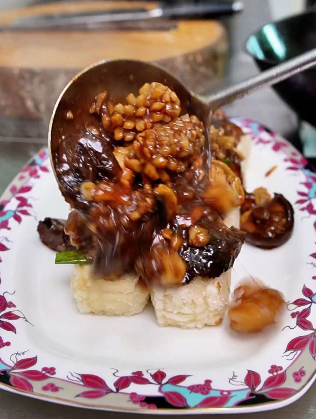 天津传统名菜八珍豆腐,别看是食材多做起来还是很简单的