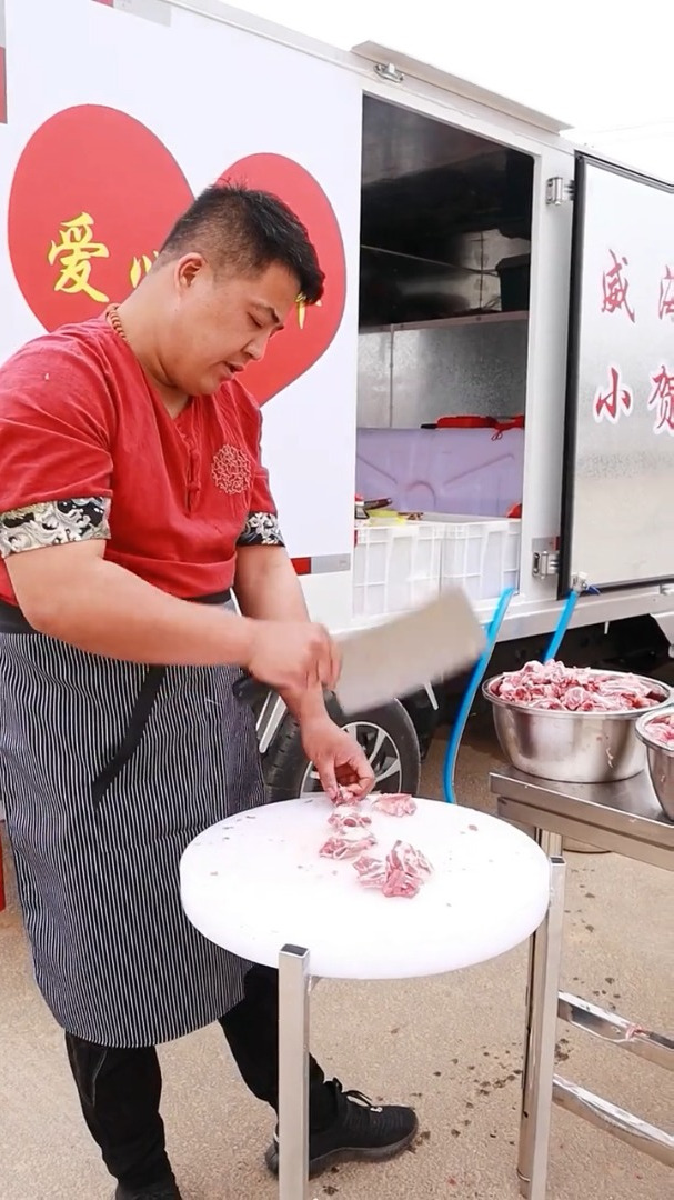 花了560元做了一大锅红烧排骨炖土豆芸豆,老人很满意