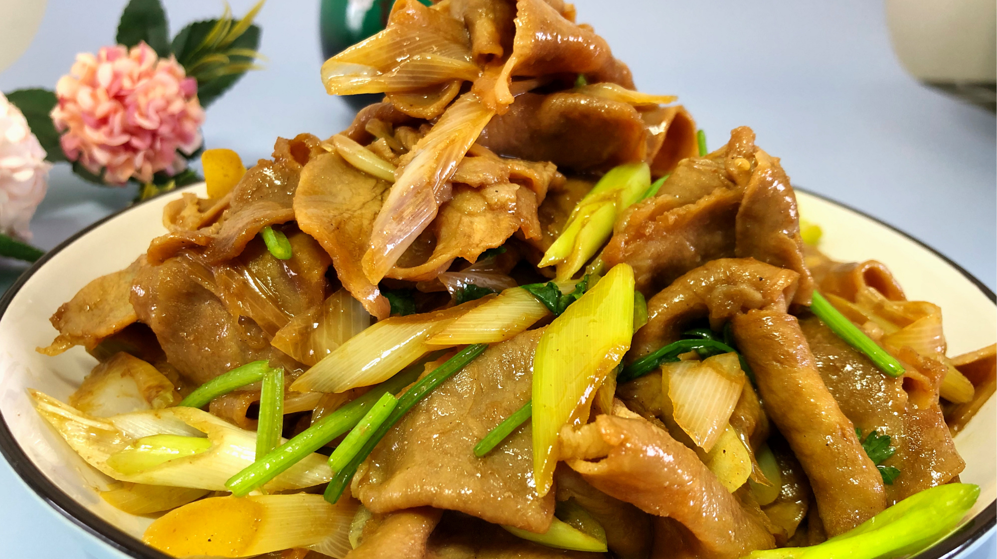 葱爆羊肉卷家常做法,肉嫩包汁葱香浓郁,下饭待客非常有面