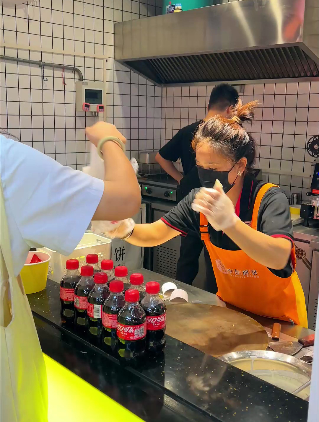 开家煎饼店很难吗?标准化操作,2人可开