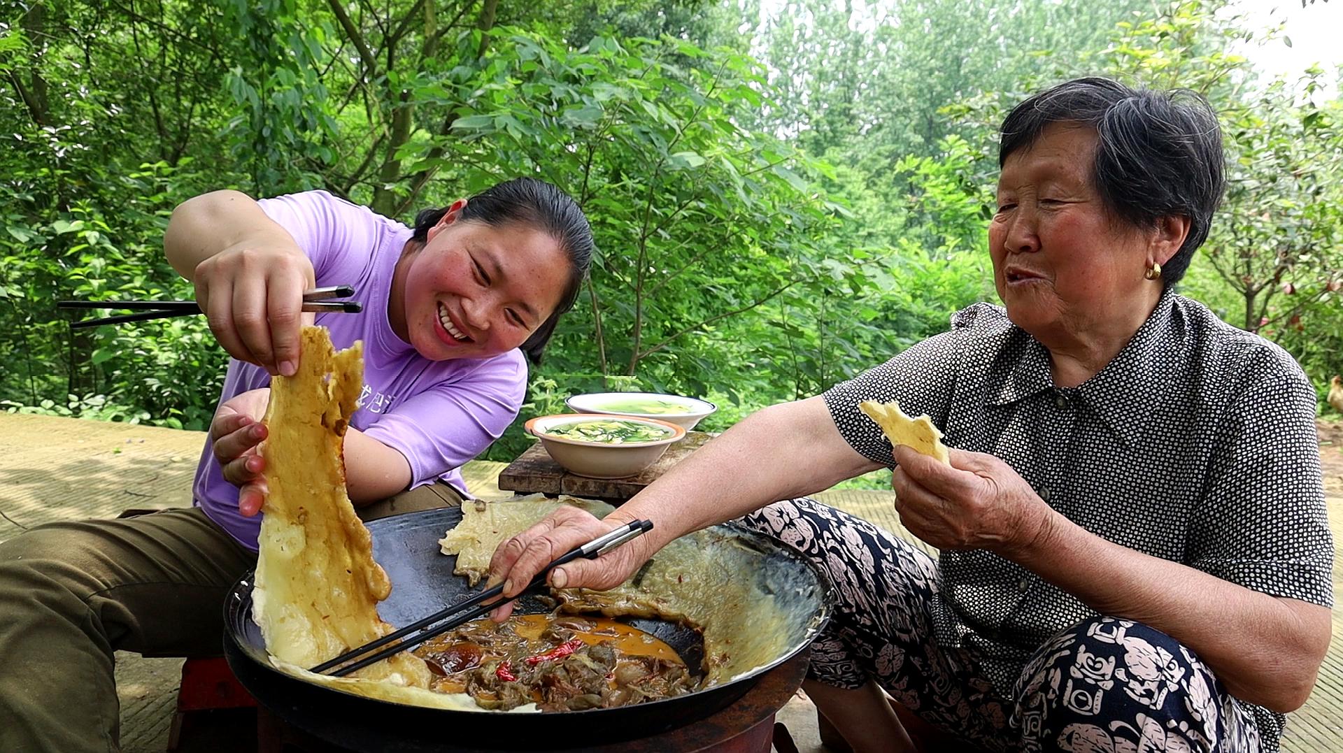 [图]胖妹赶大集归来，肚子饿得咕咕叫，做农家地锅茄子，奶奶吃过瘾了