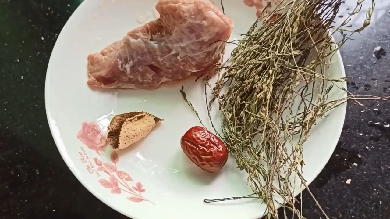 孩子每次口气臭,大便干,眼屎多,我就炖这肉汤给她喝,效果很好