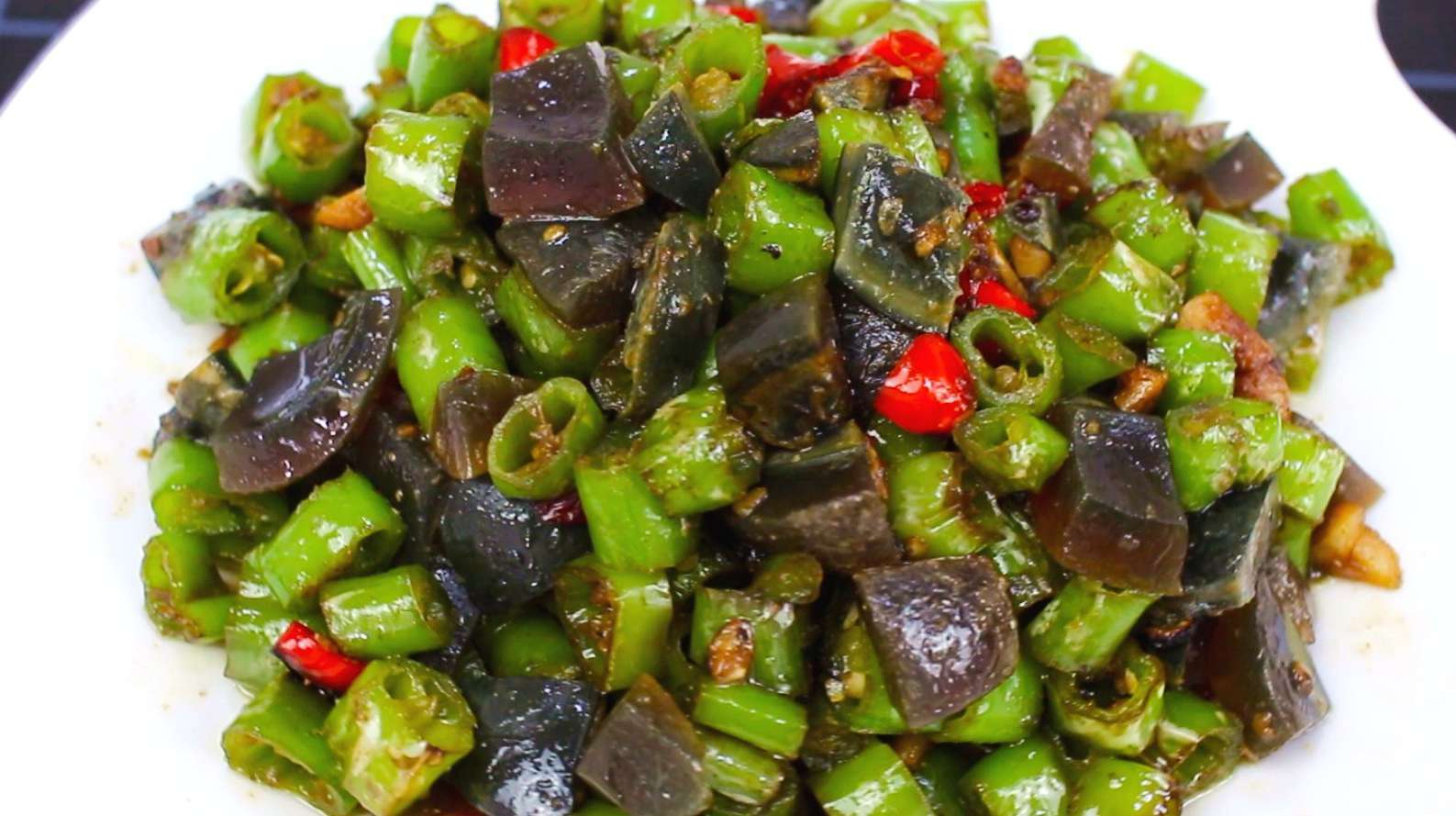尖椒炒皮蛋的正确做法,1分钟即可出锅,香辣下饭还开胃,太香了