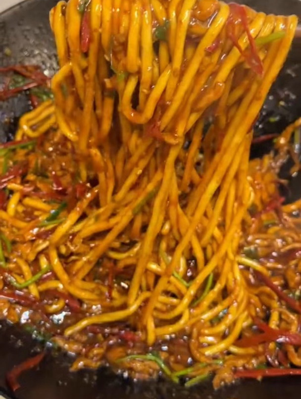 跟饭馆老板学来的肉丝炒面,香辣开胃最近上头了隔几天就要做一次