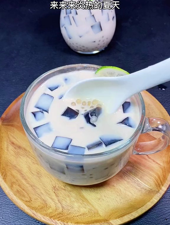 西米熬煮三步:一煮二闷三冲。街上几十一杯