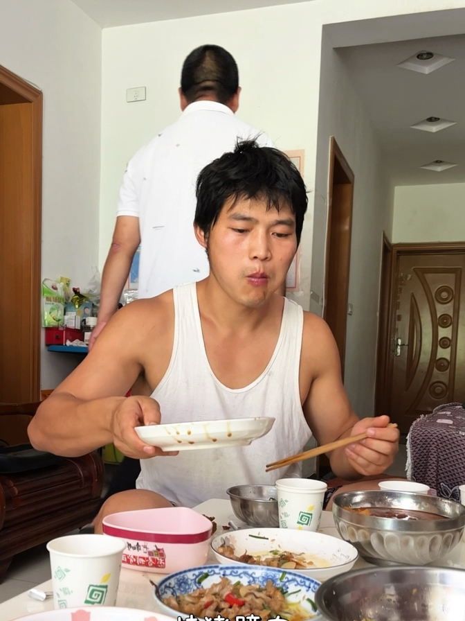 在幺姨家吃饭,要回老家,饭扫光,菜扫光