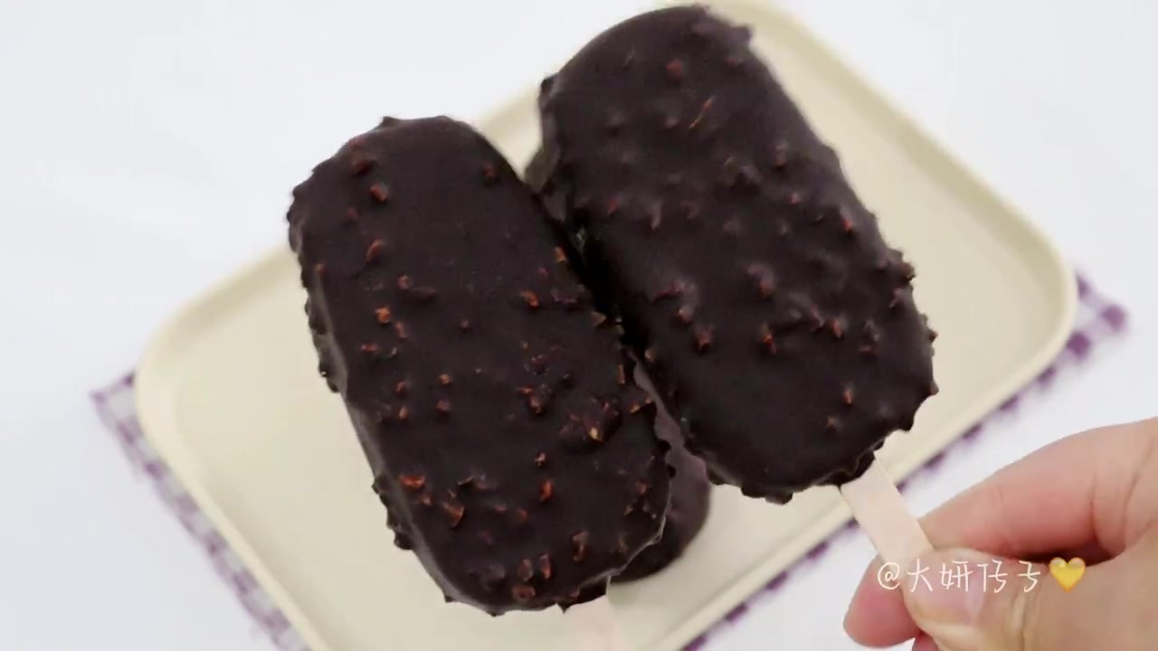 蓝莓乳酪脆皮夹心雪糕,满满的蓝莓果酱夹心