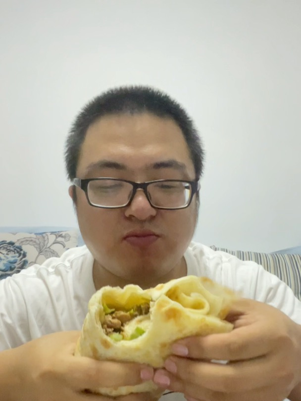 今天不拌饭,吃火爆大头菜+辣椒炒肉卷饼!
