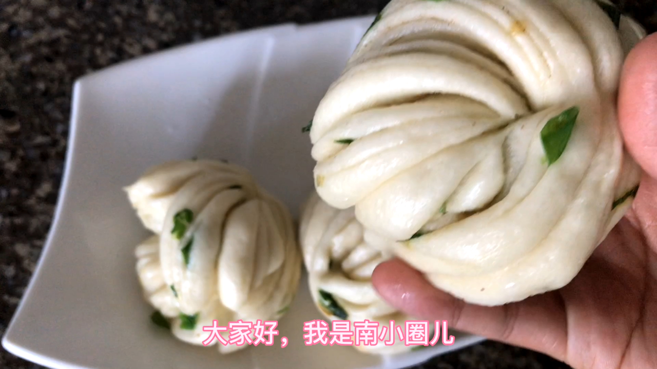 葱香花卷这样做,葱花翠绿不发黄,松软多层