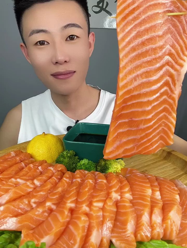 三文鱼刺身,油脂在嘴里爆开的感觉太赞了