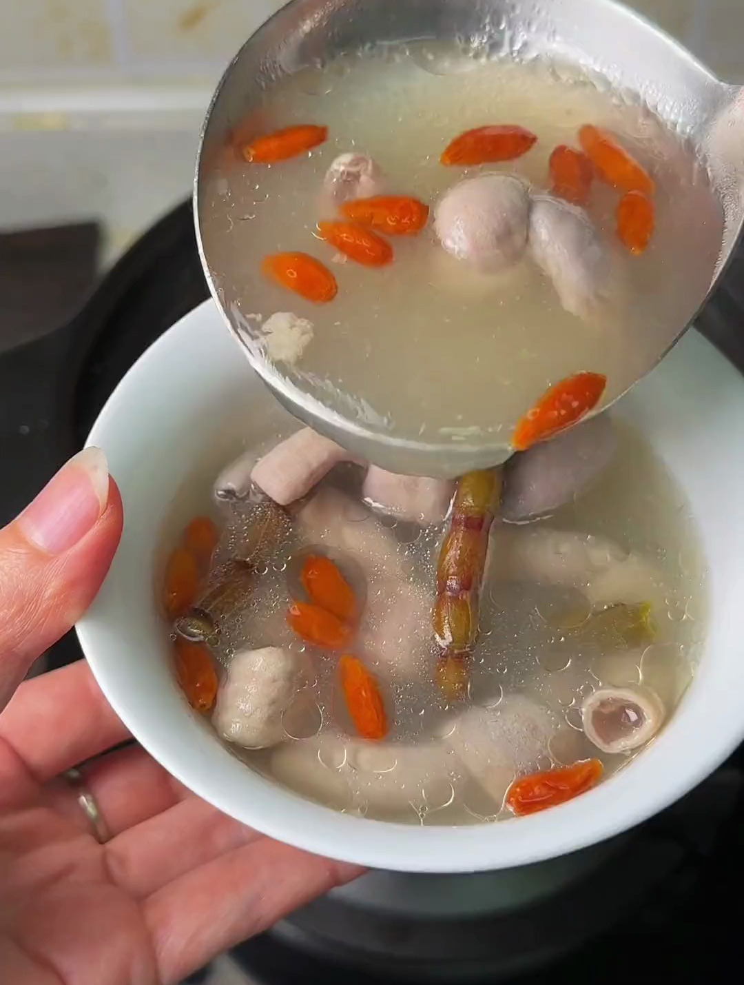 最近经常熬夜,石斛小肠汤安排起来,汤很清甜