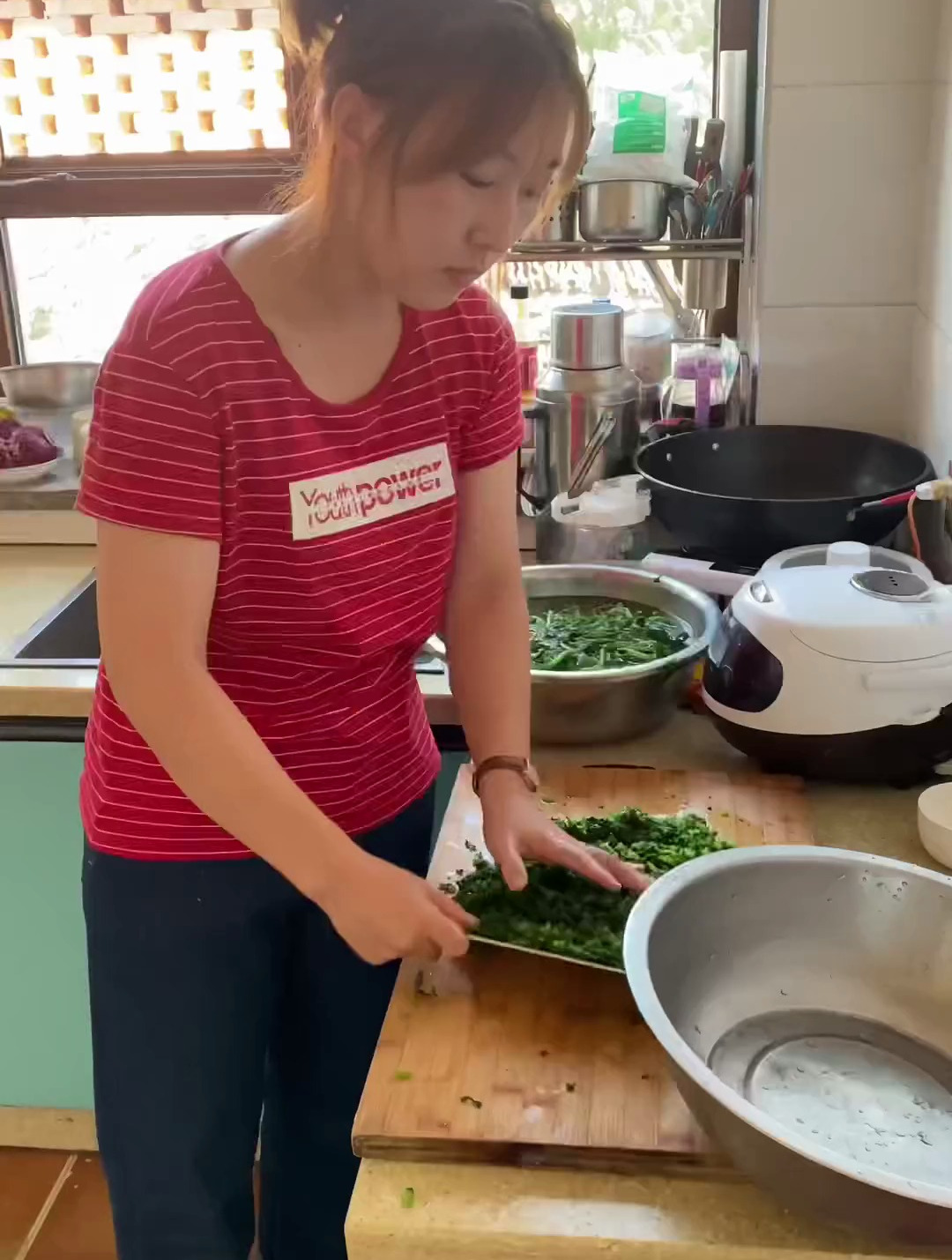 今天和我奶做了萝卜菜馅的大包子,放的油渣真是太香了