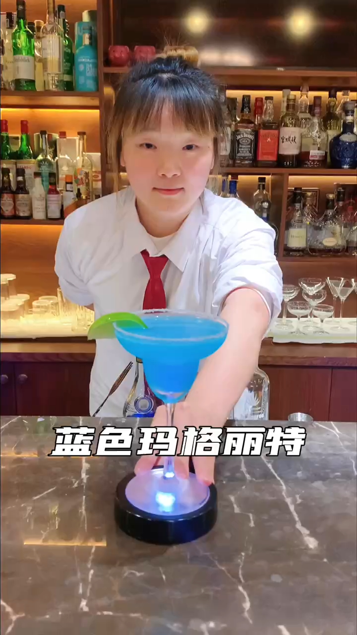 蓝色玛格丽特鸡尾酒!适合好奇心强,喜欢探索的水瓶座!