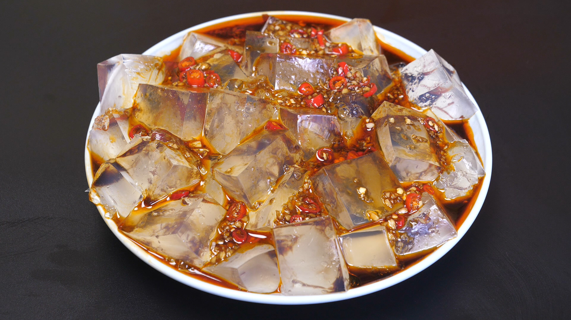 鱼鳞以后别扔掉了，放锅里煮一煮，就能做成“果冻”，爽滑又好吃