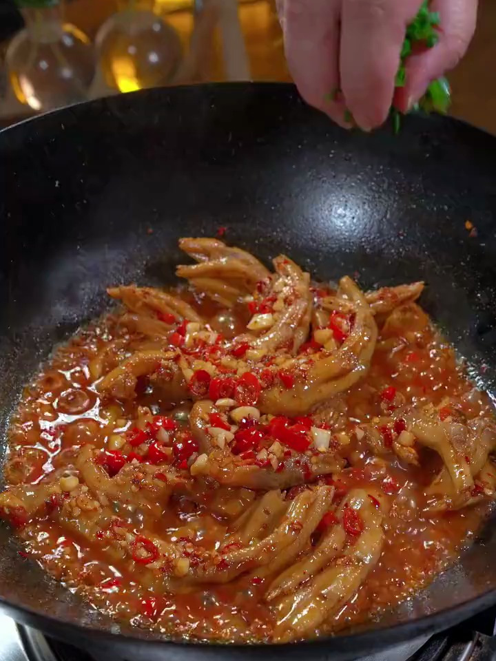 香辣鸭爪色味俱全口齿留香