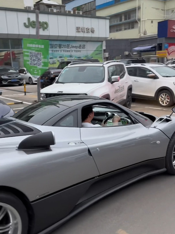偶遇玩车大佬鱼骨头帕加尼 Zonda F,第一次见上了两地牌的帕加尼