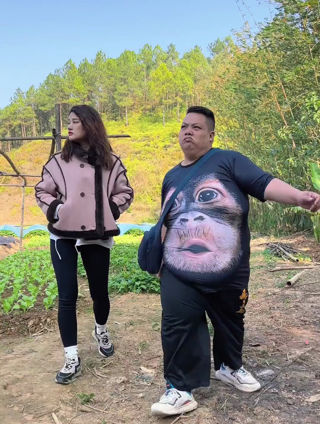 瘦表带静静出来收购点小白菜,想和静静一起致富。