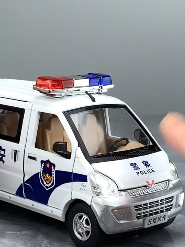 正义的警车,乡镇派出所专用版,五菱警用面包车!