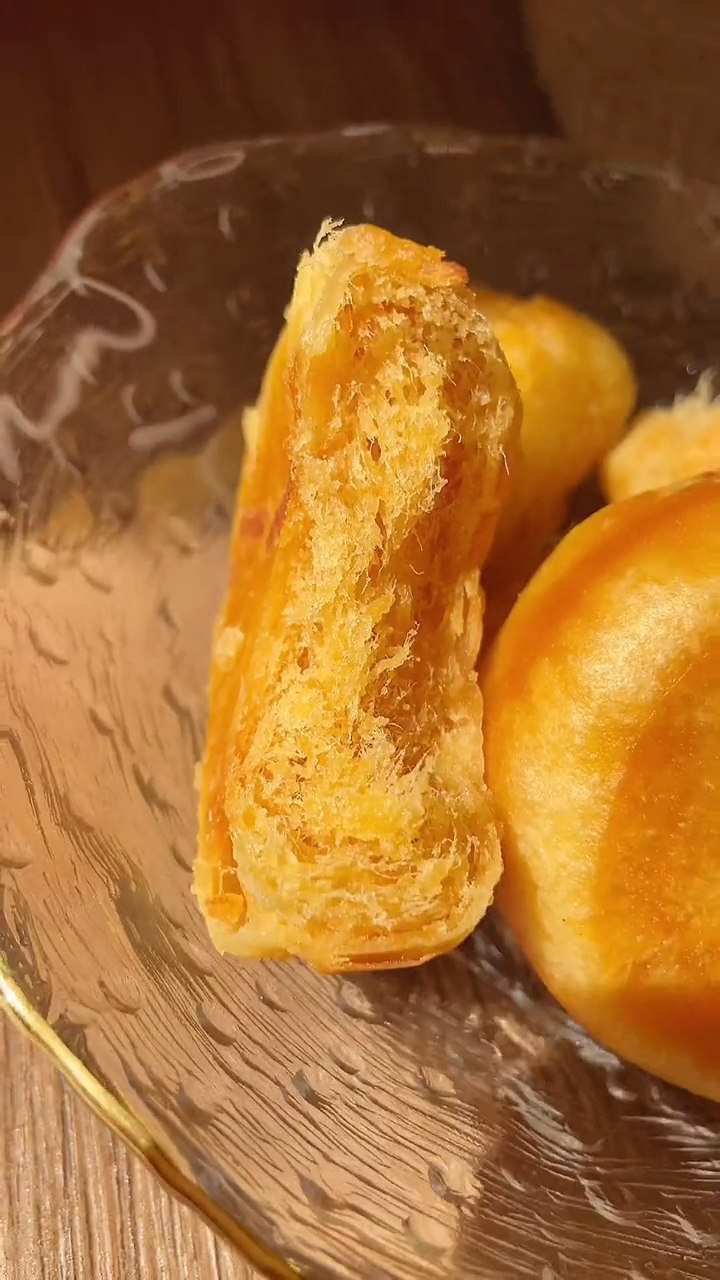 美食推荐官:肉松饼也太好吃叭,怎么都不带腻的