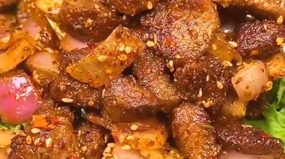 炒孜然羊肉串!往这锅里一放,配上冰镇啤酒嘎嘎香!