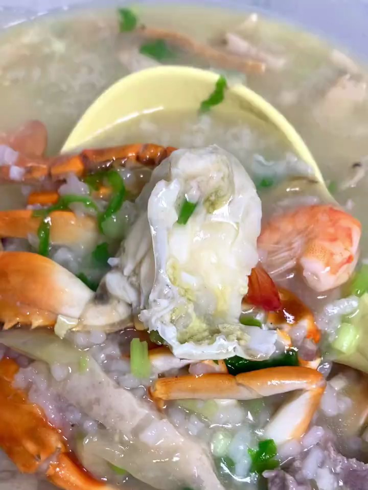太爱这碗海鲜砂锅粥啦~一个字 鲜鲜鲜 今天晚餐长这样