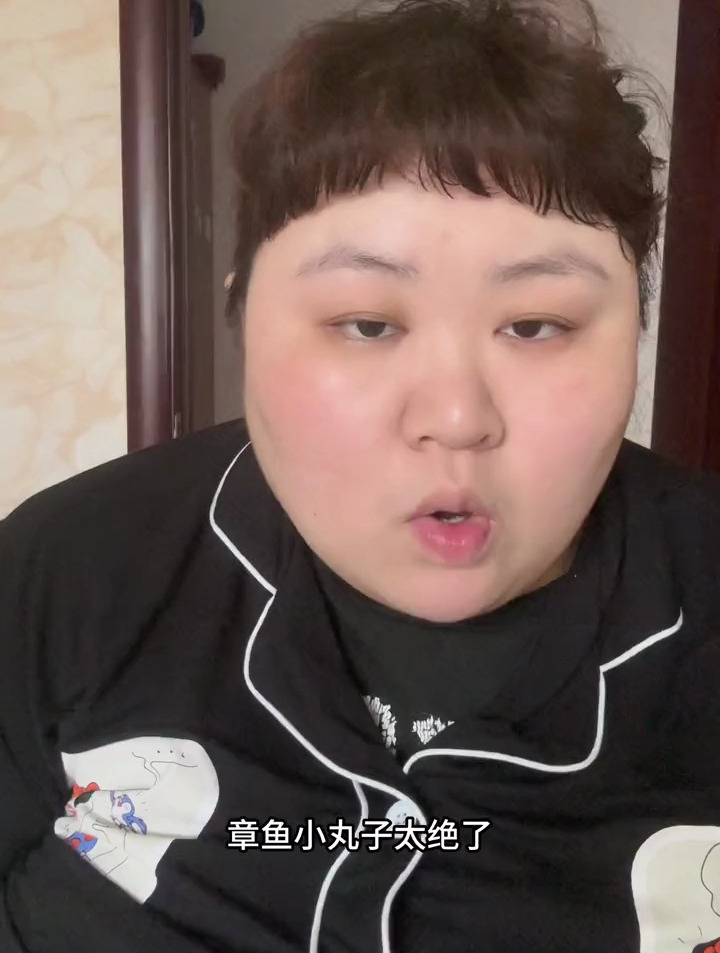 350斤女演员日常,今天减肥吃点章鱼小丸子吧!