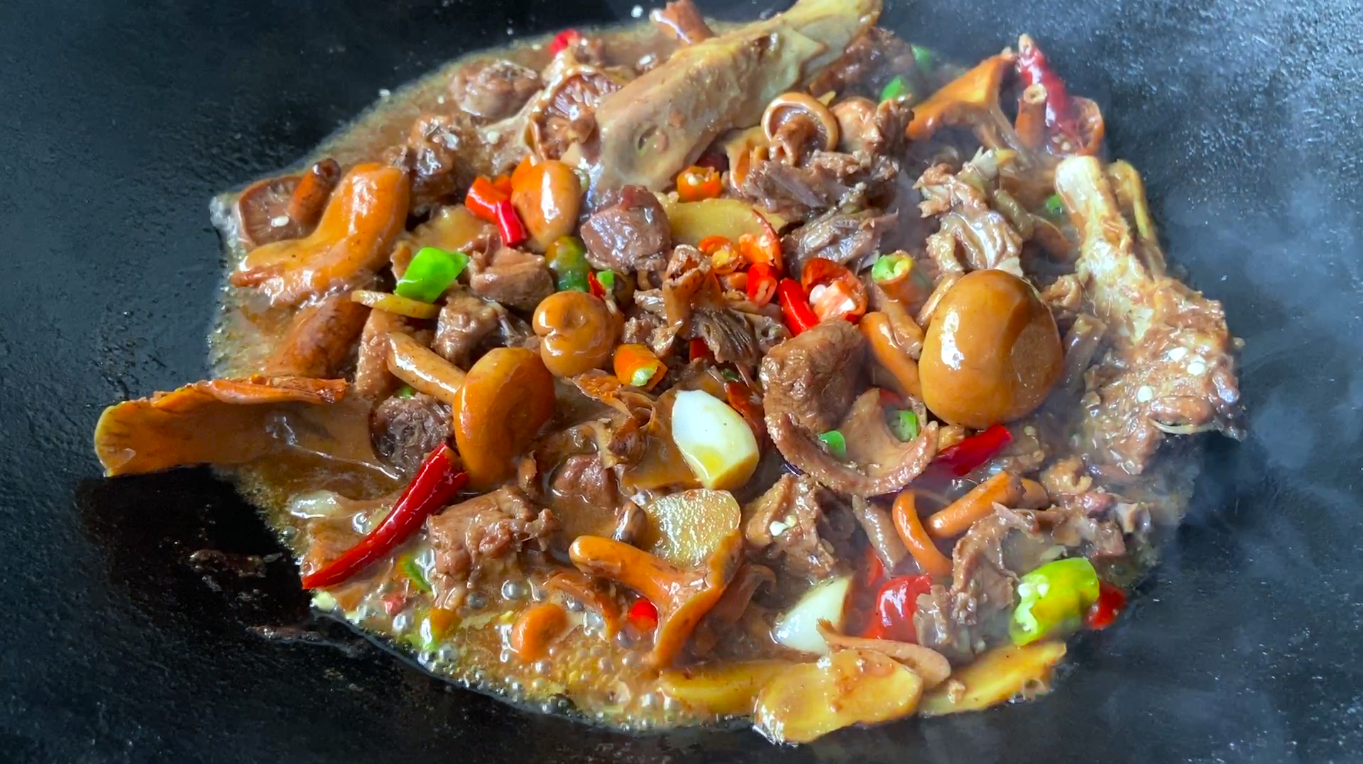 啤酒鸭炖野生松树菌,色香味俱全,盖上米饭一起吃真香