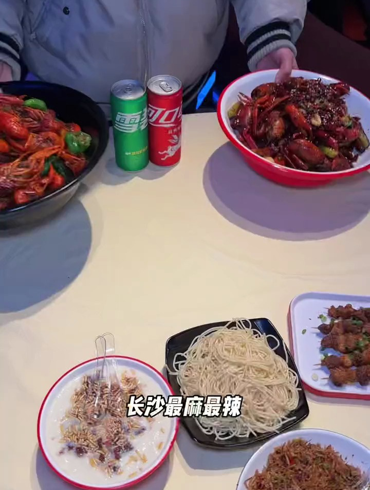 在长沙今年的第一顿小龙虾必须是这家超麻超辣的银河系主题龙虾馆