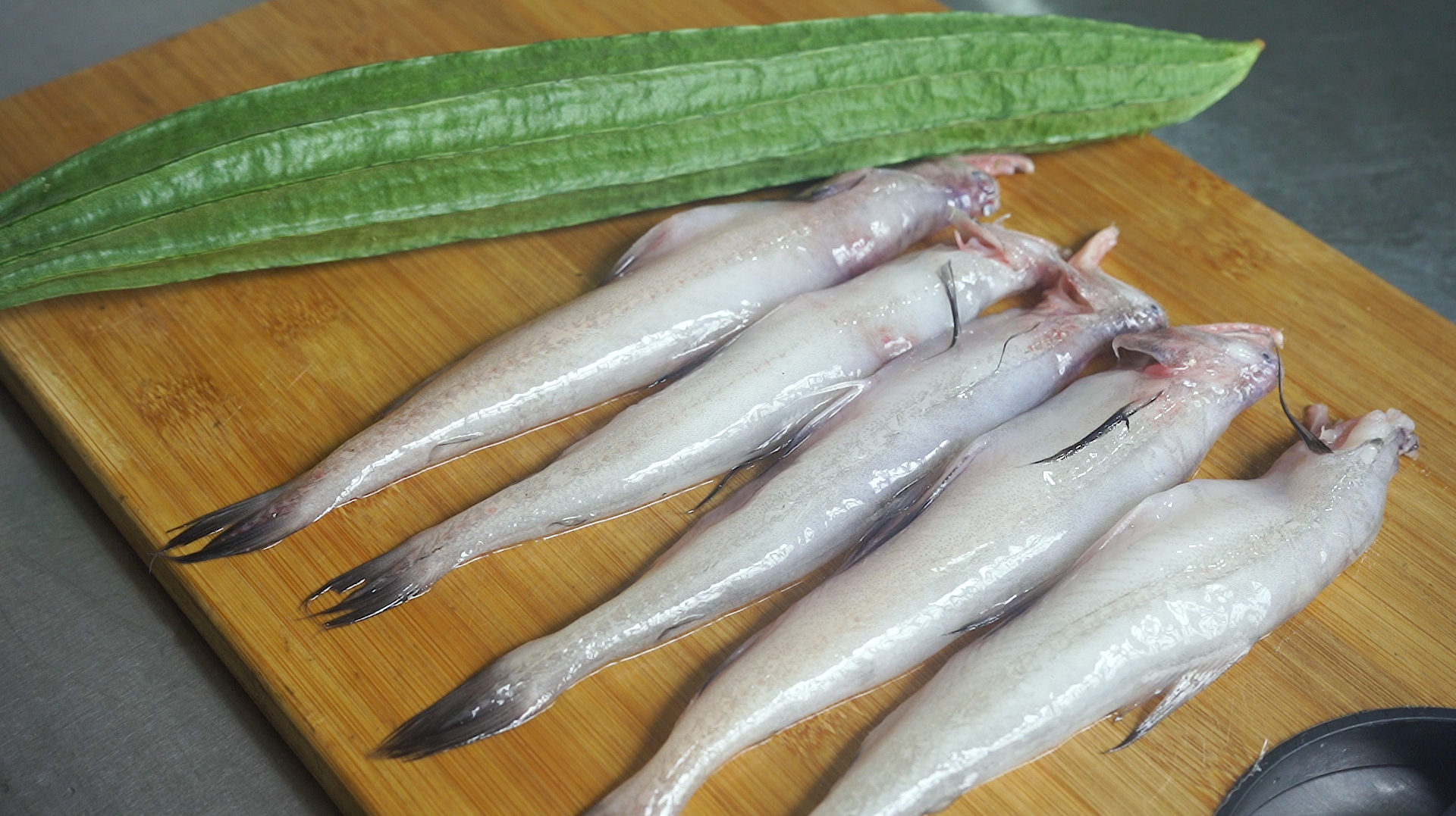 龙头鱼配丝瓜，鲜甜清爽，做法也简单，沿海一带人喜欢的家常菜