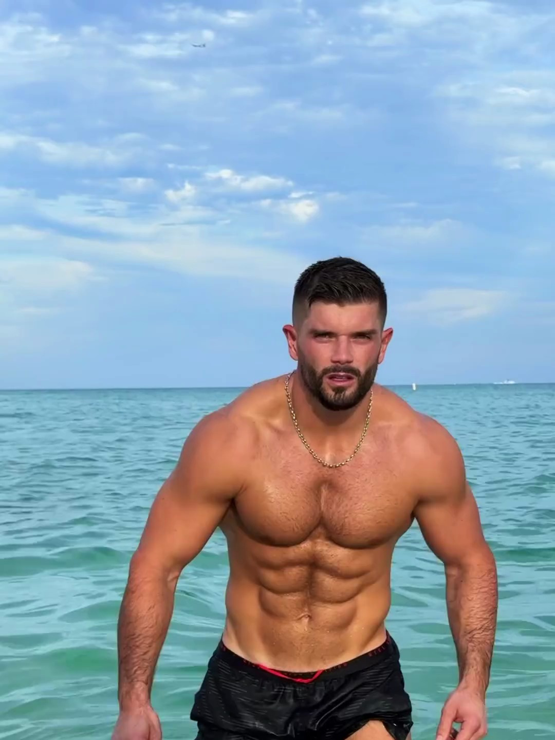 这哥们的腹肌好有型 肌肉男