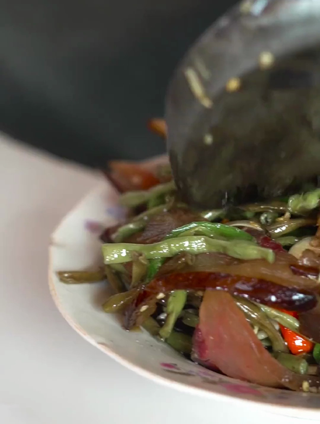 前两天腌了一坛皮豇豆,今天有时间来炒一个皮豇豆腊肉