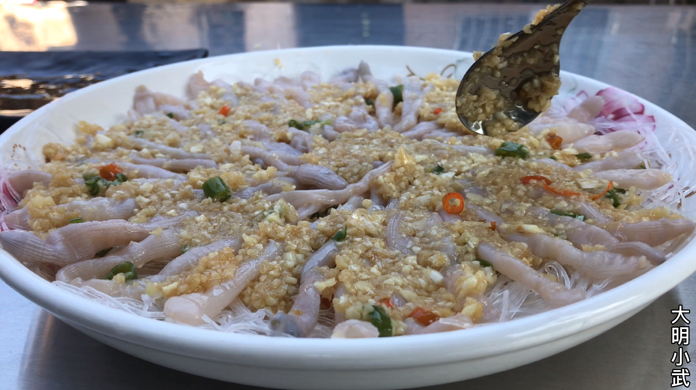 湛江特色美食,蒜蓉粉丝蒸沙虫,鲜嫩爽口,做法简单,宴会必上菜