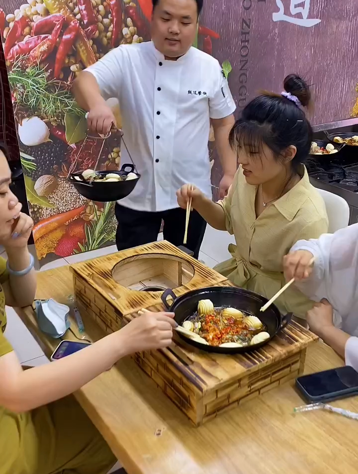 特色地锅鱼头小龙虾,加入秘制酱料,几分钟出锅,鲜美无比!