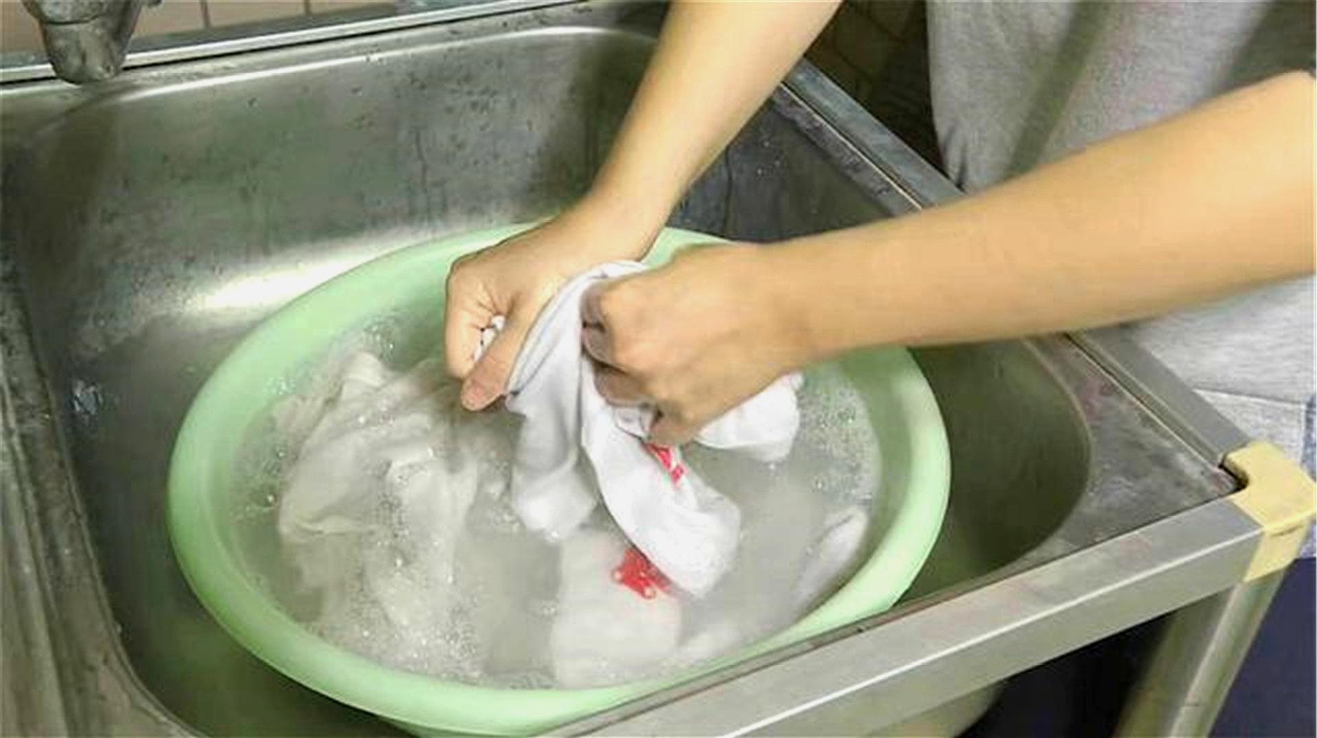 白衣服染上污渍洗不掉?教你一招,洗完和新的一样干净,简单实用