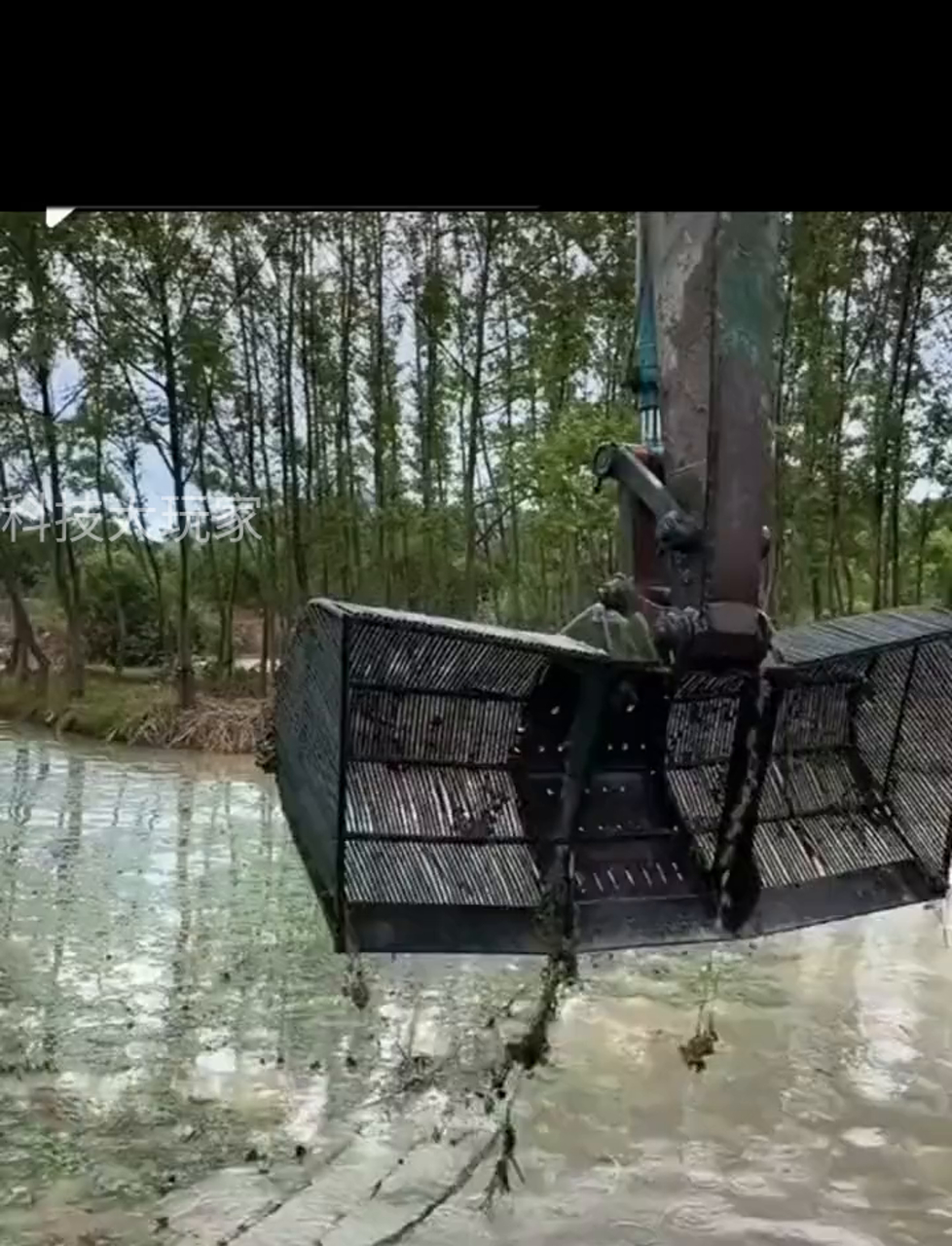 兄弟们,你们试过用挖掘机捞鱼吗?