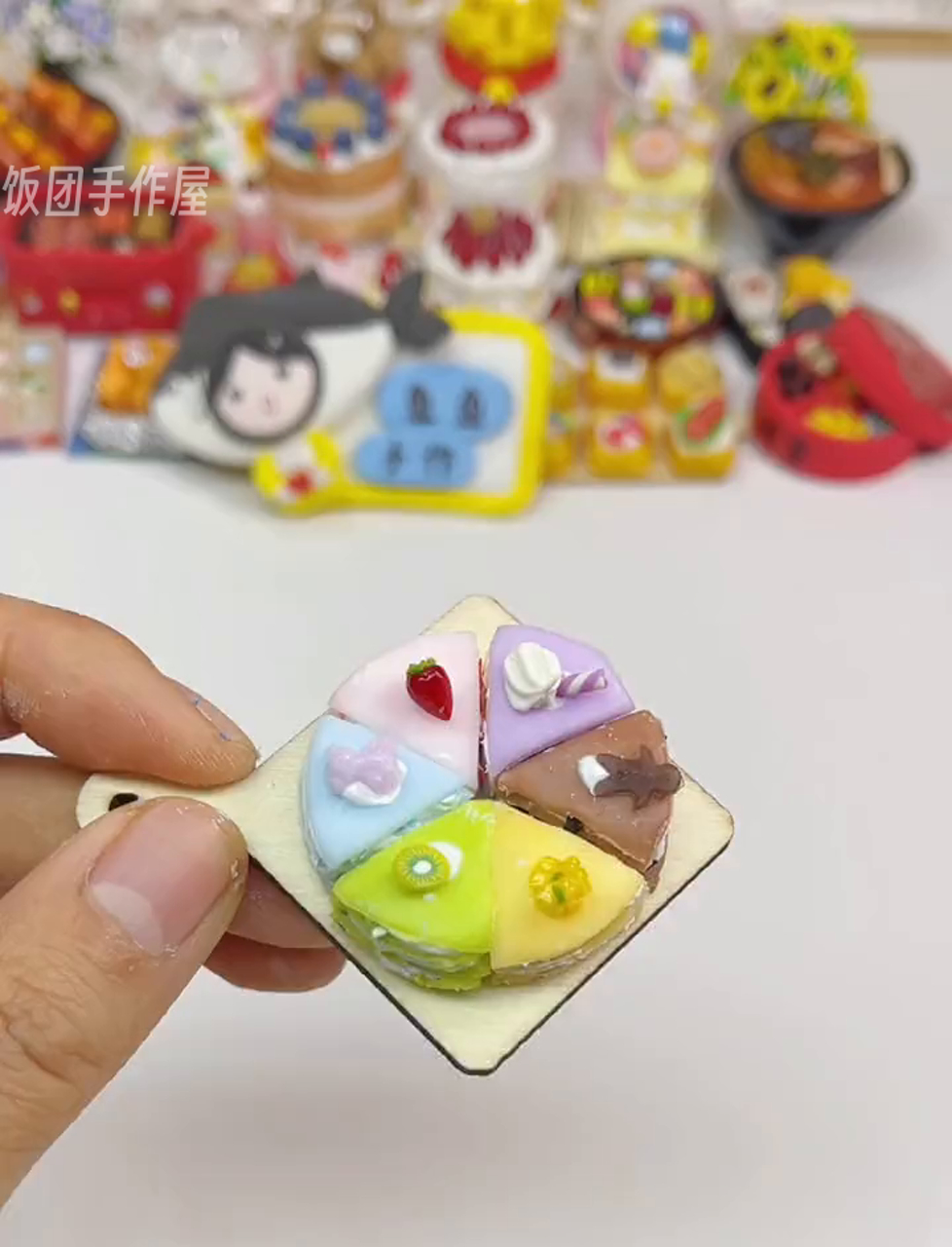 来做个超Q萌的粘土六色千层蛋糕,今天又想大吃特吃甜点啦～